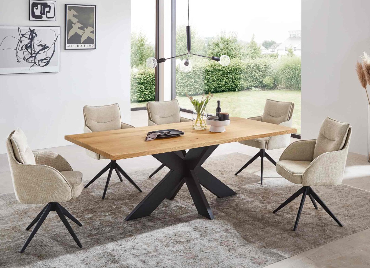 modernes Esszimmerset mit Holztisch, Holzhängeleuchte und sechs beigen Polstersessel mit Metallgestell stilvoll dekoriert in einem modernen Zimmer