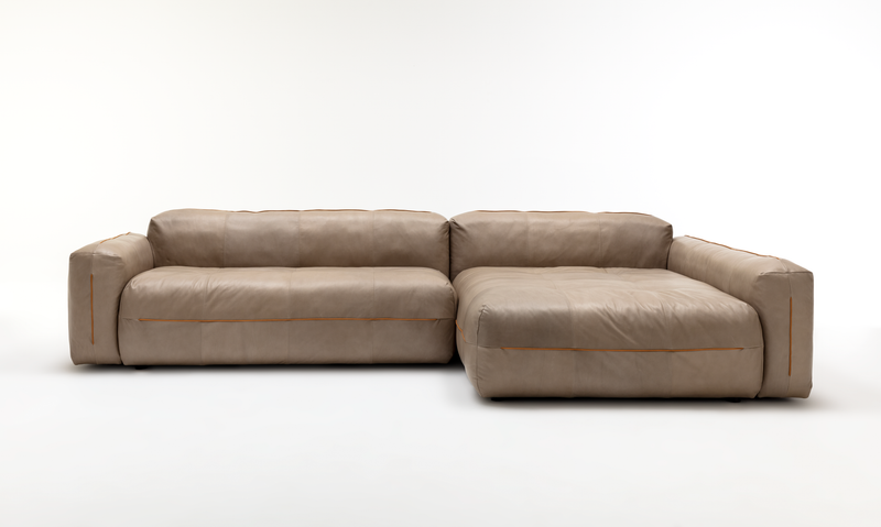 Modernes beiges Ledersofa in L-Form mit großzügigem Sitzbereich auf weißem Hintergrund