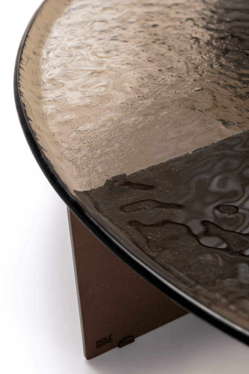 Nahaufnahme Tisch aus Glas mit braunem Glas und braunem Tischgestell mit Rolf Benz Logo