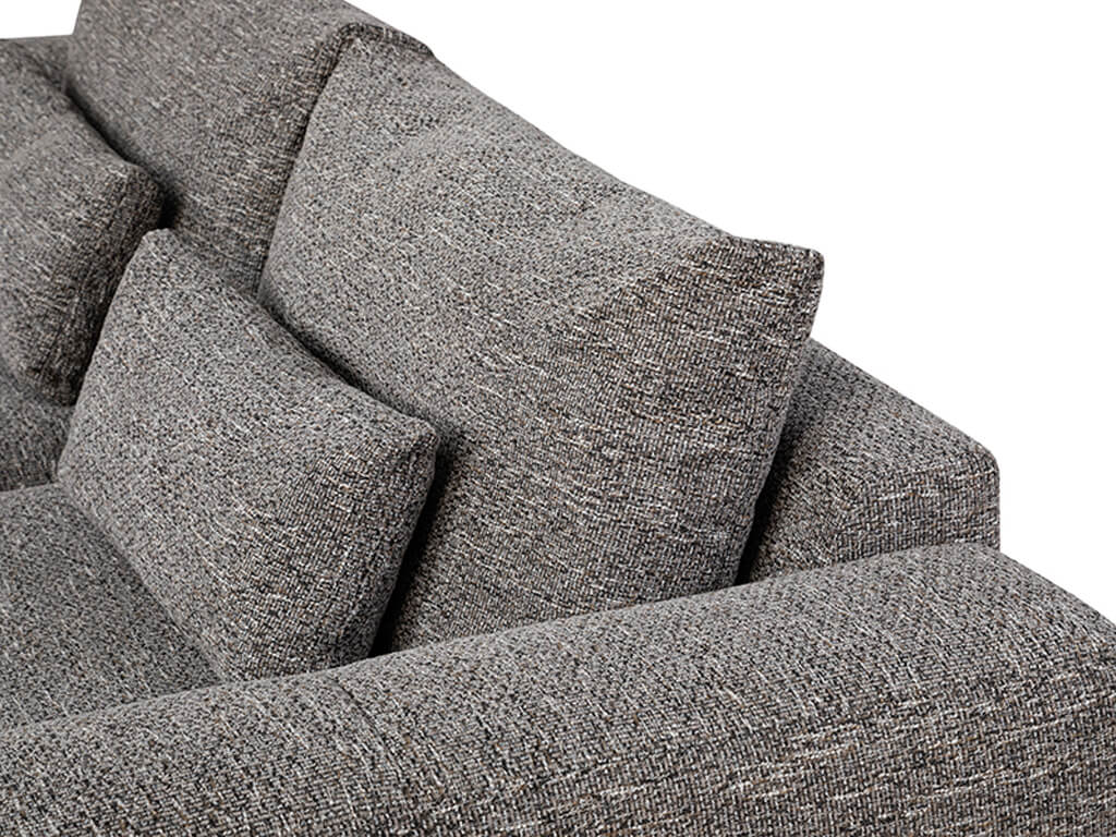 Nahaufnahme von Rückenkissen und Sitzfläche eines beigen Stoffsofas mit sichtbarer Textur des Materials.