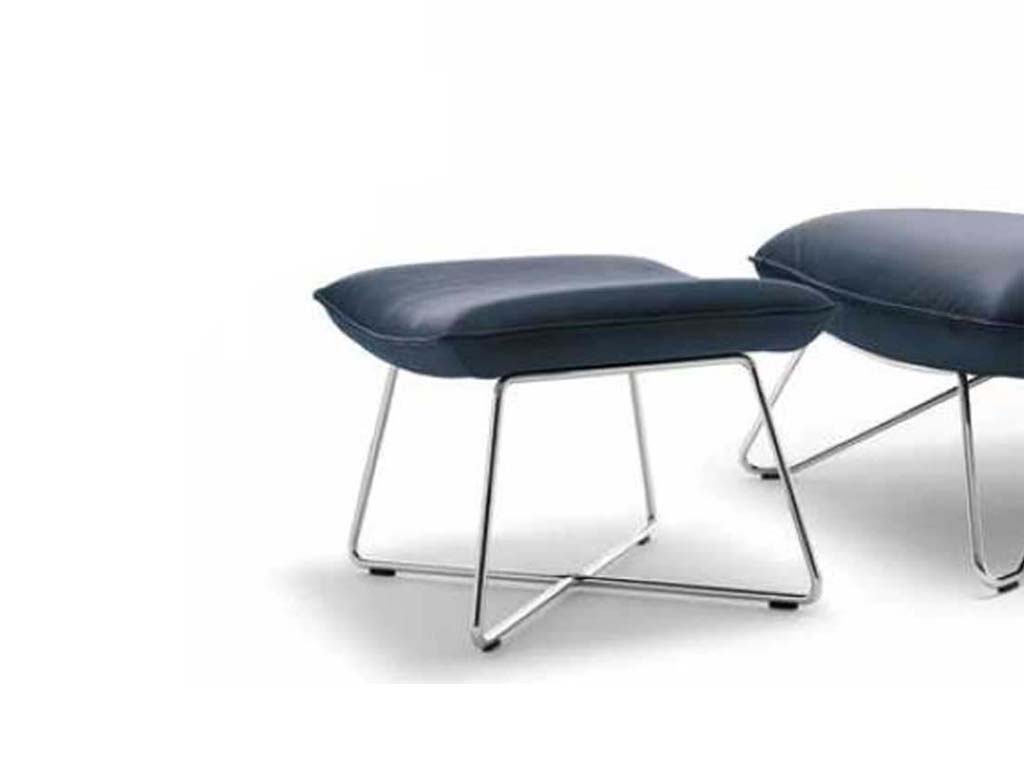 Rolf Benz 394 - Hocker mit Metallgestell | alle Ausführungen konfigurierbar blauer Polsterhocker mit chrom Gestell