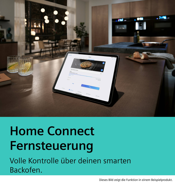 Ein Tablet auf einer Küchentheke zeigt die Home Connect App zur Fernsteuerung des smarten Backofens.