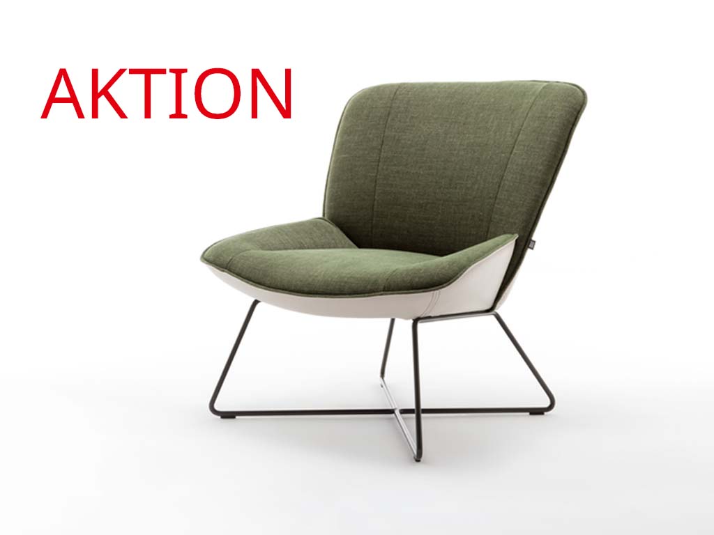 Rolf Benz 383 - Sessel | zweifarbig | AKTION Grüner Sessel mit Metallbeinen, beworben als Sonderaktion, vor weißem Hintergrund