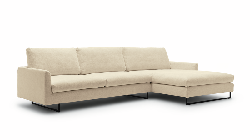 Bequemes beiges Ecksofa mit schwarzem Gestell, ideal für moderne Wohnräume
