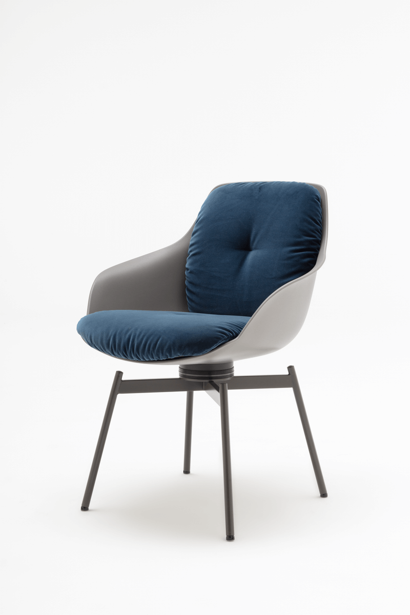 Stuhl mit heller Sitzschale und blauem SItzpolster