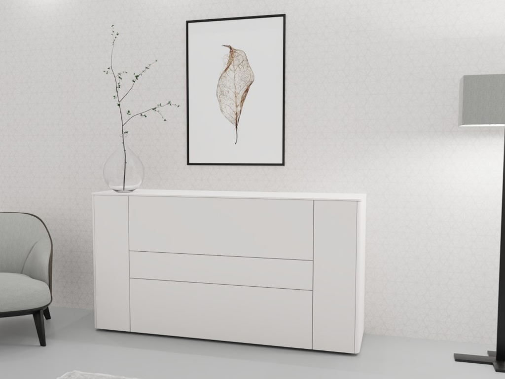 Sudbrock Goya - Sideboard | 2 Türen, 2 Schubladen, 1 Klappe | B: 175,2 cm | Lack verkehrsweiß Eine moderne, weiße Kommode steht in einem minimalistisch eingerichteten Raum. Auf der Kommode befindet sich eine Vase mit einem Zweig. An der Wand hängt ein Kunstwerk mit einem stilisierten Blatt. Ein grauer Sessel und eine Stehlampe ergänzen das harmoni