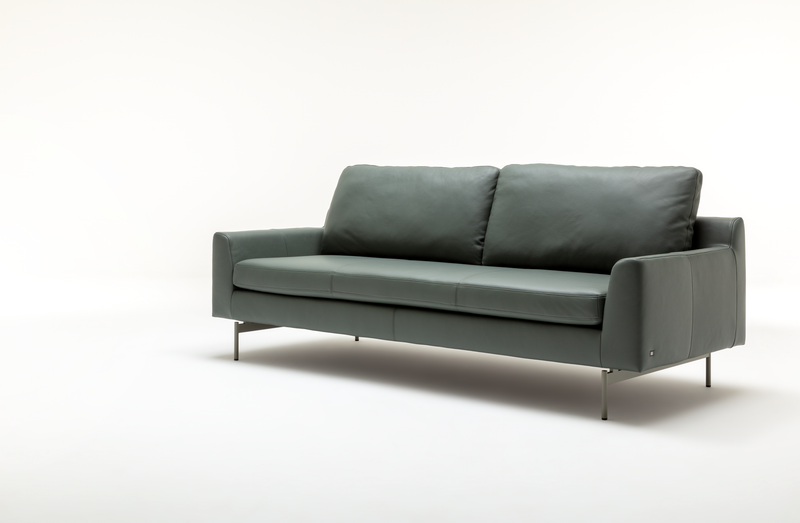 Rolf Benz 510 MIOKO - Sofabank | normale Sitztiefe Elegantes Ledersofa in Grün mit zwei Sitzkissen und schlichtem Design auf weißem Hintergrund
