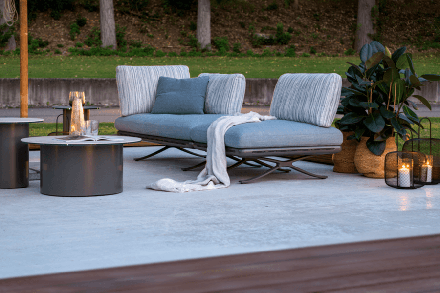 Gartenlounge auf Terasse mit Lichtern