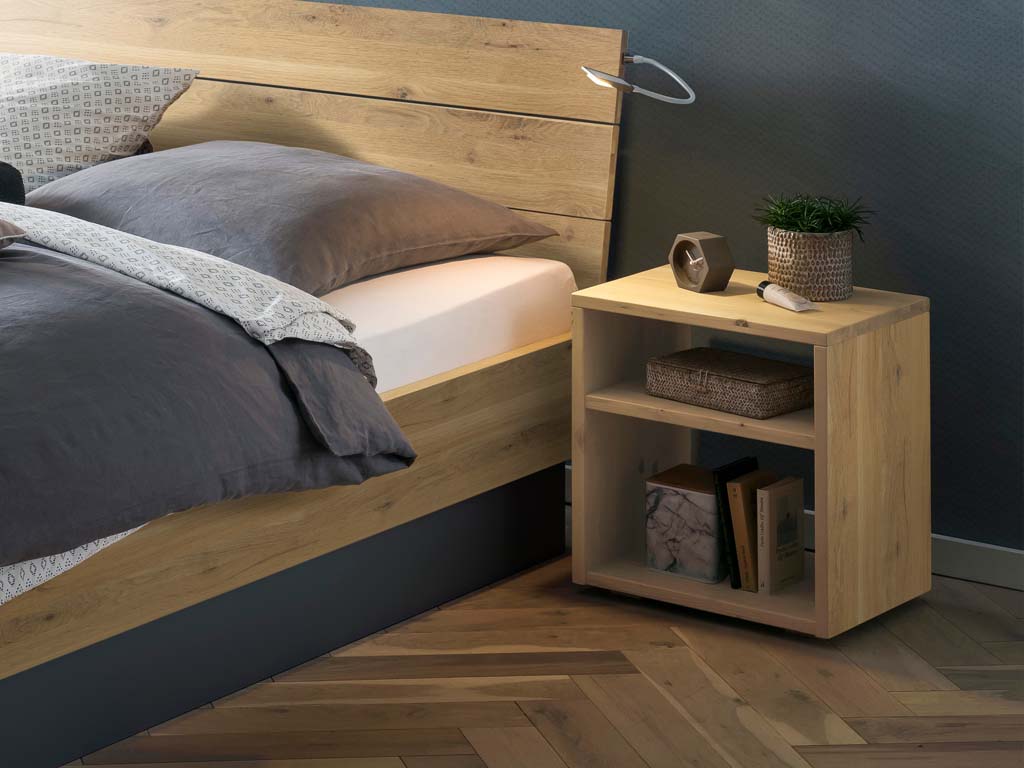 brauner Nachttisch in Form eines offenen Regales mit großem fach unten und kleinerem fach oben stilvoll dekoriert an einem holzbett stehend in einem modernen raum turo von hasena