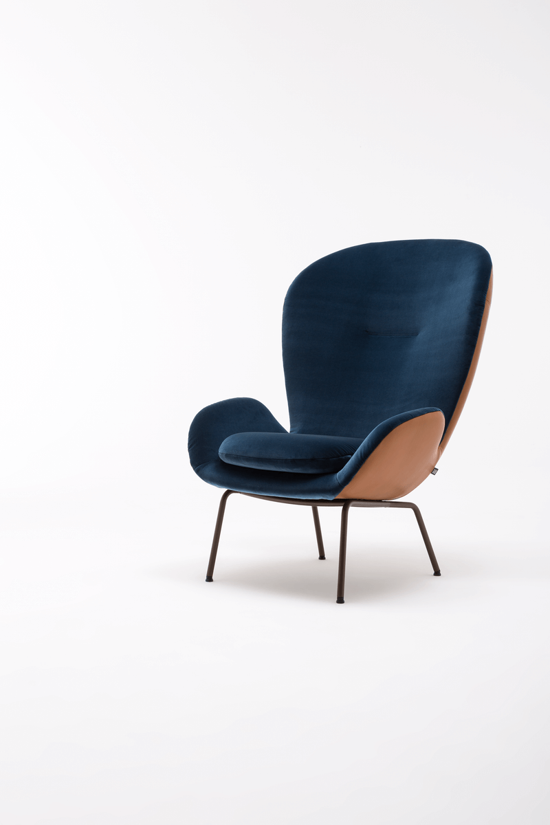 sessel mit zwei unterschiedlichen Farben blau und Leder in hellbraun