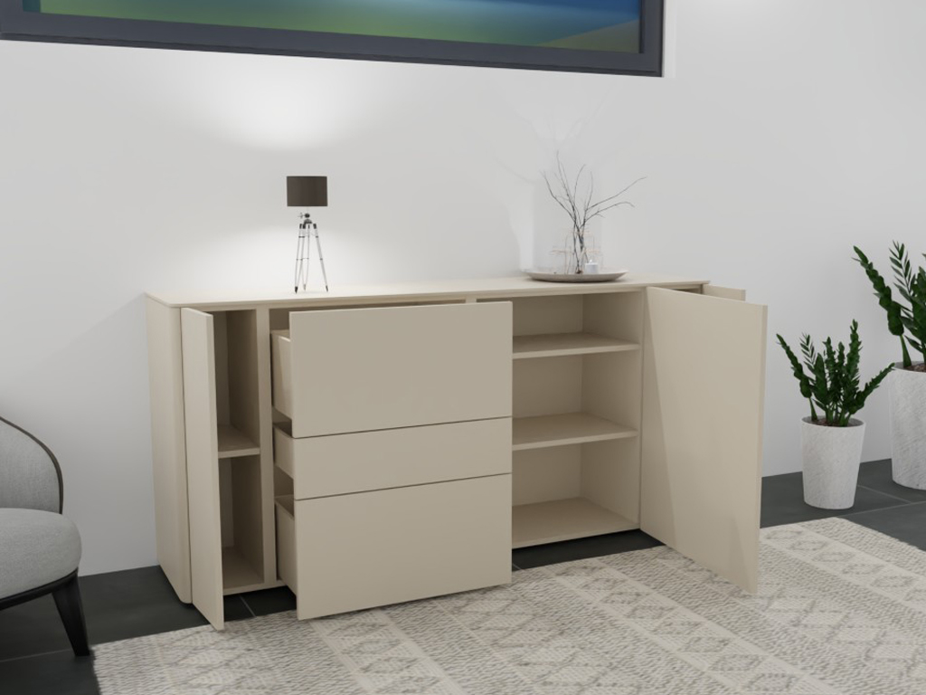 Offene beige Kommode mit Schubladen und Türen, darauf eine Lampe und Dekoration, modernes Wohnzimmer-Interieur