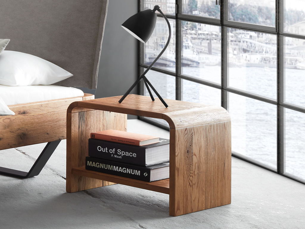 brauner Nachttisch in rundem design und einer form wie ein regal mit einem großen fach stilvoll dekoriert vor einer großen festernfront mit quadratverstrebung talo von hasena