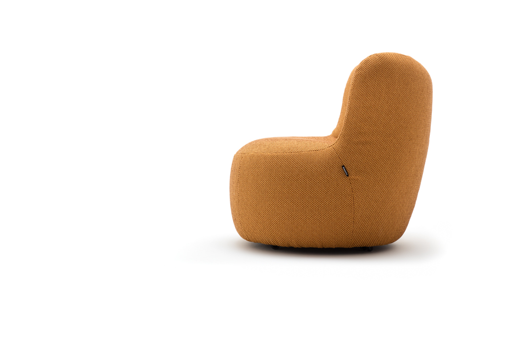 designersessel in orange vor weißem hintergrund