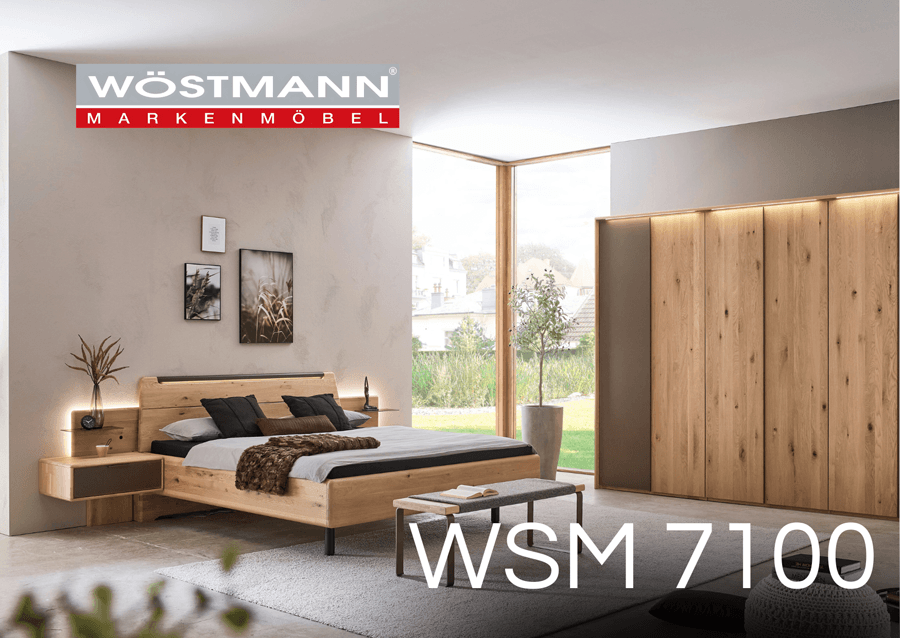 Schlafzimmer mit Holzmöbel und grauem Akzent in Nachttisch, Bett und Kleiderschrank