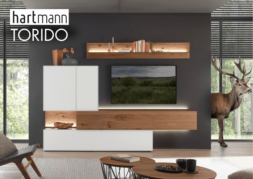 Massivholz Wohnwand mit Holz-Elementen und weißen Elementen. Im Hintergrund steht ein Hirsch.