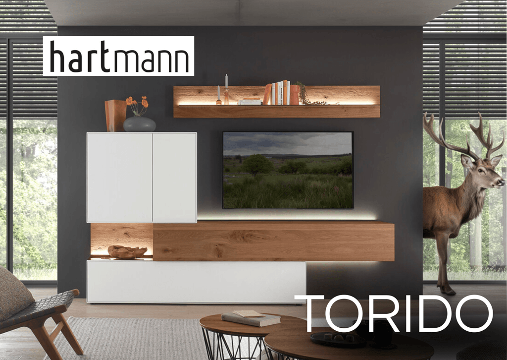 Massivholz Wohnwand mit Holz-Elementen und weißen Elementen. Im Hintergrund steht ein Hirsch.