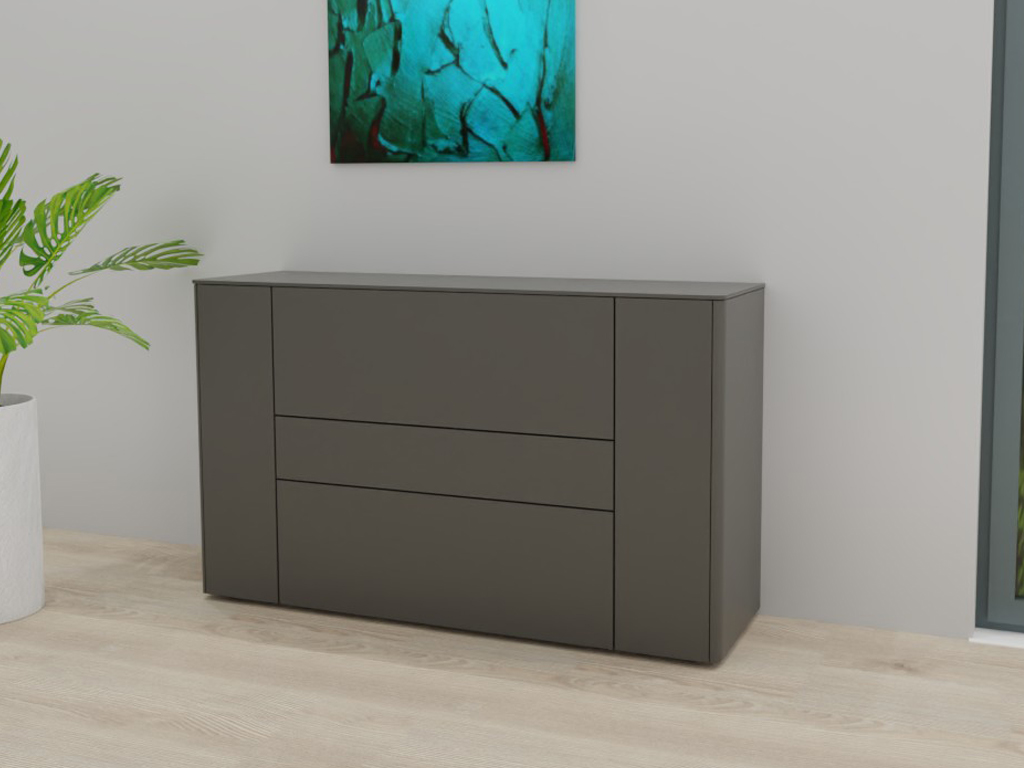 Sudbrock Goya - Sideboard | 3 Schubladen, 2 Türen | B: 155,2 cm | Lack onyxgrau Graue Kommode vor einer weißen Wand mit Pflanzen im modernen Raum