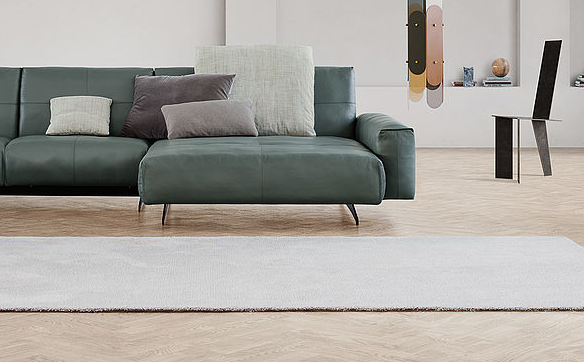 Lederne Sitzecke in Grün mit Kissen, hellem Teppich und minimalistischem Dekor in modernem Wohnzimmer