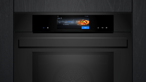 Nahaufnahme des digitalen Displays eines schwarzen Siemens Einbaubackofens mit Einstellungen für den Bräunungsgrad einer Pizza.