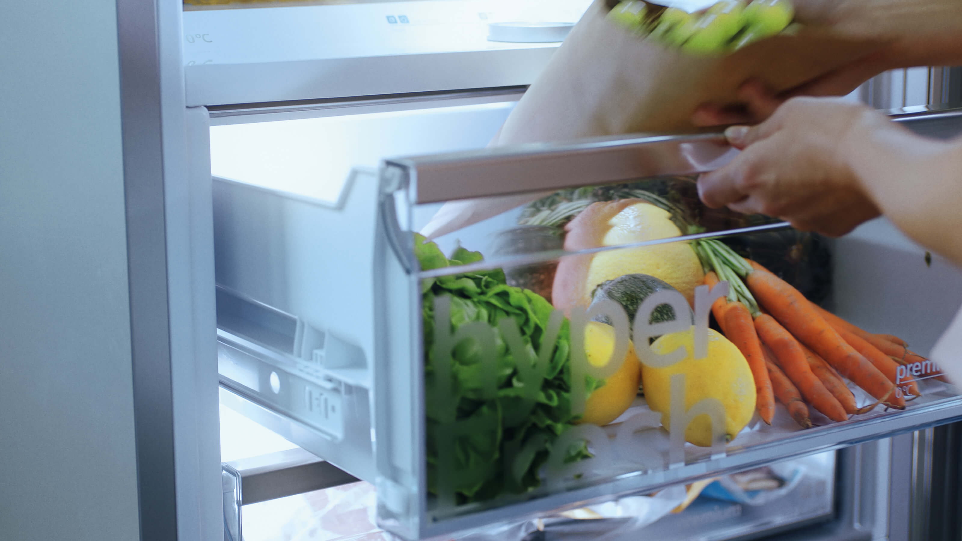 Hyper Fresh Box von Siemens, gefüllt mit verschiedenem Obst & Gemüse. 