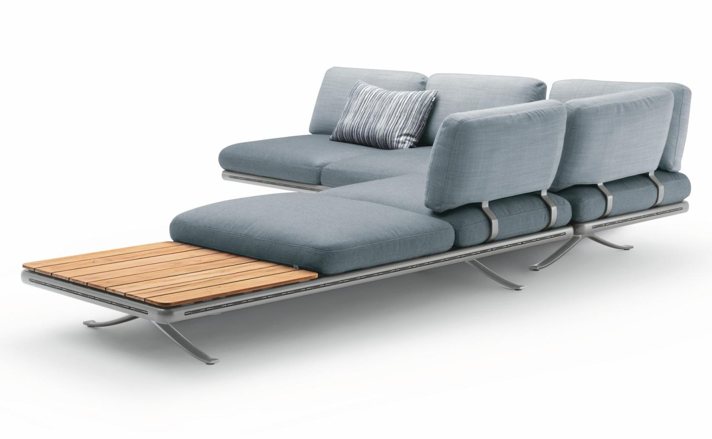Hochwertiges Outdoor-Sofa-Set mit blauen Kissen, Holztischen und einem bequemen Sessel