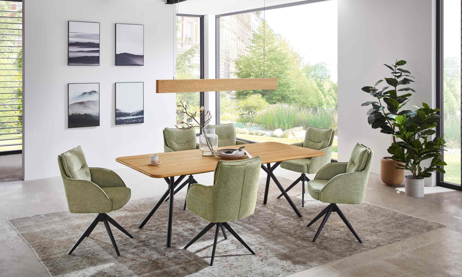 modernes Esszimmerset mit Holztisch, Holzhängeleuchte und sechs grünen Polstersessel mit Metallgestell stilvoll dekoriert in einem modernen Zimmer