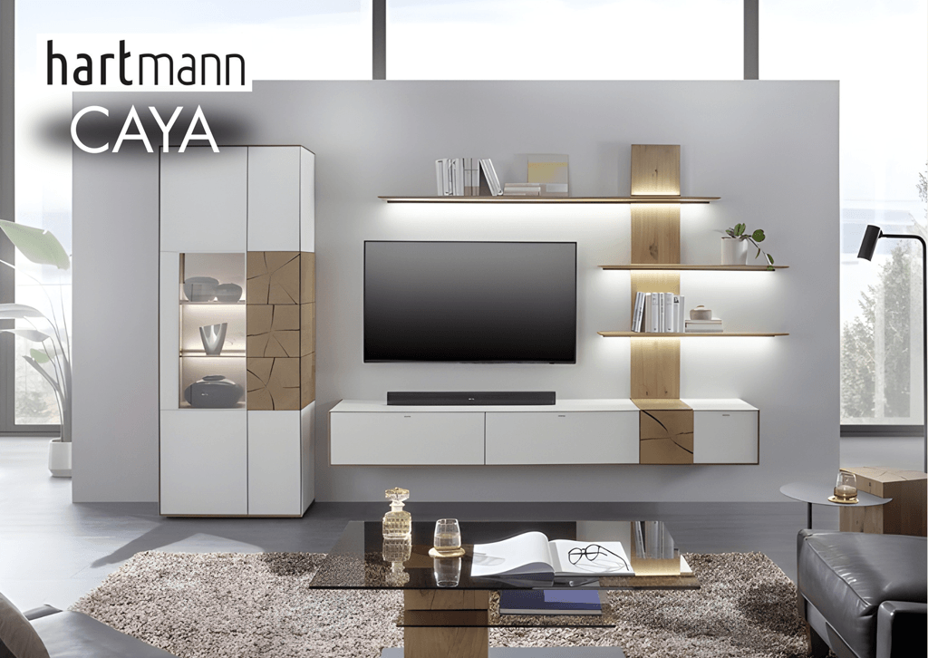 weiße Wohnwand mit Massivholzakzenten und Beleuchtung