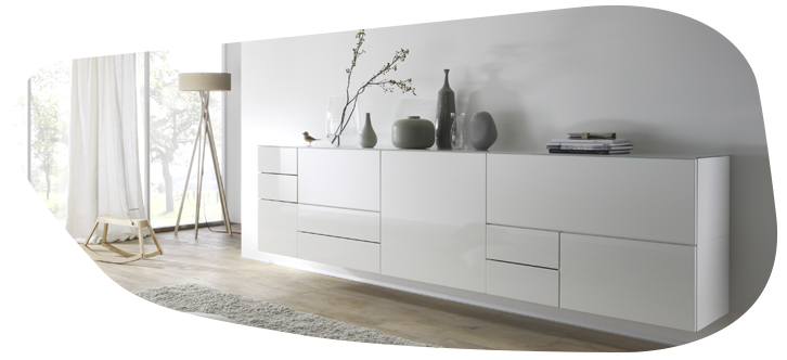 weißes Sideboard mit vielen unterschiedlich großen Fächern