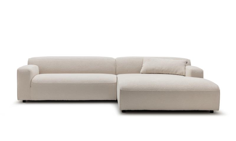 modernes graues Loungesofa vor weißem Hintergrund