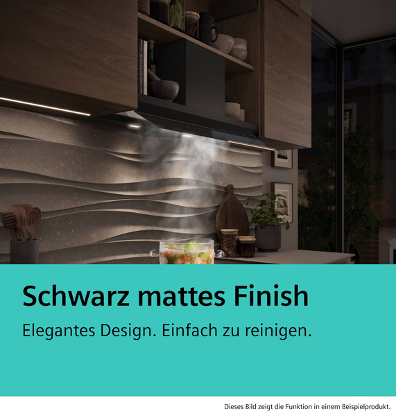 erspektivische Ansicht der Dunstabzugshaube in elegantem, mattschwarzem Design, die bündig in einen hölzernen Oberschrank integriert ist und das Kochfeld beleuchtet.