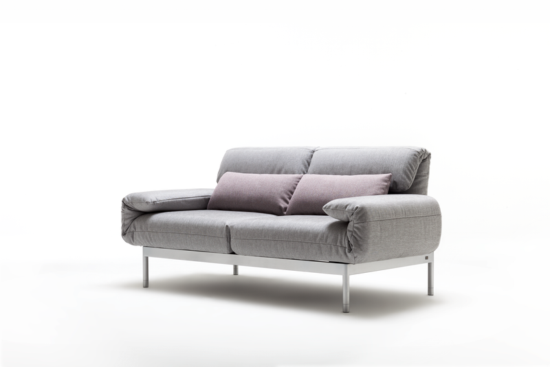 Stilvolles graues Sofa mit metallischen Beinen und zwei lila Kissen, freistehend in weißem Hintergrund