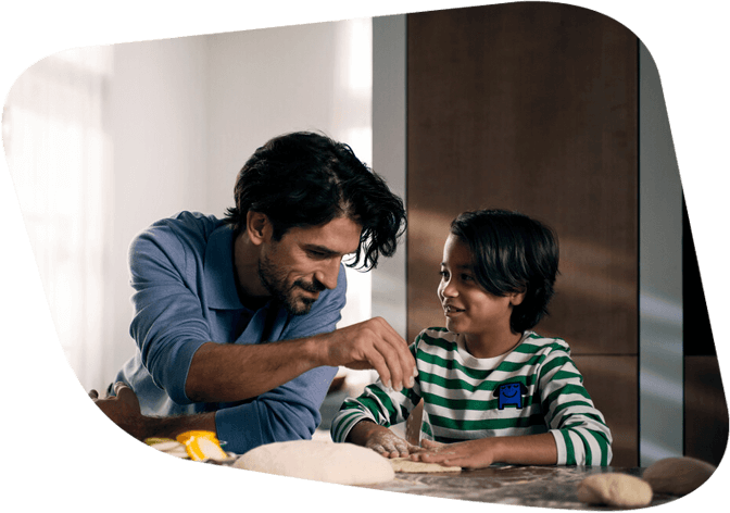 Vater und Sohn während dem Backen.