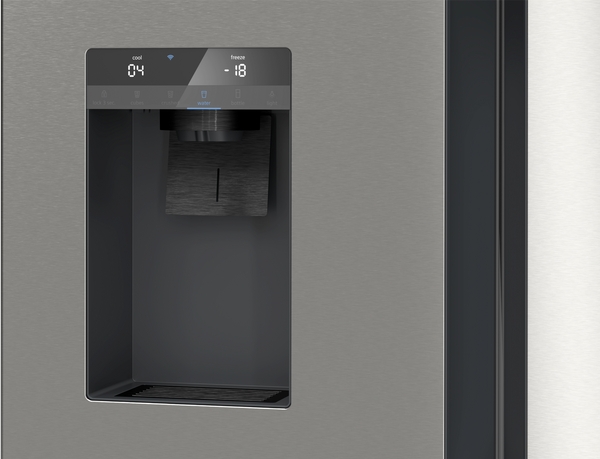 Nahaufnahme eines modernen Kühlschranks mit integriertem Wasserspender, digitalem Display und Edelstahloberfläche