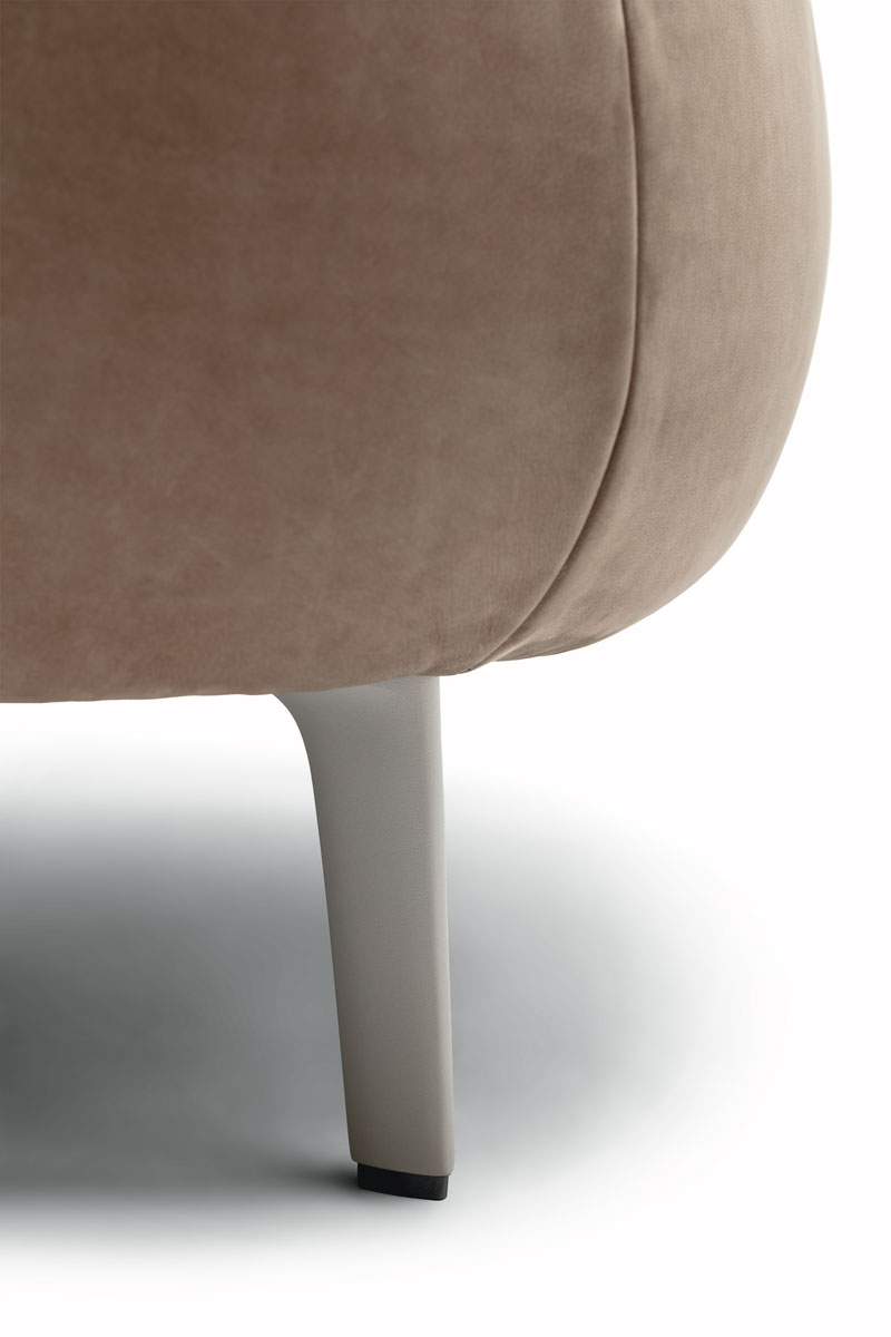 Detailaufnahme eins Fußes von einem beigen Designersofa vor weißem Hintergrund