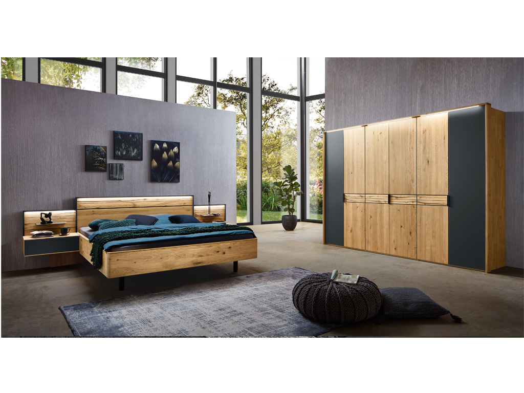 Wöstmann WSM 4300 - Schlafzimmer (Vorzugskombination) | Wildeiche massiv | Schrank 6-türig, Bett 180 x 200 cm, 2 Konsolen Elegantes Schlafzimmer mit Holzbett, Nachttischen, großem Kleiderschrank und zeitgenössischer Dekoration