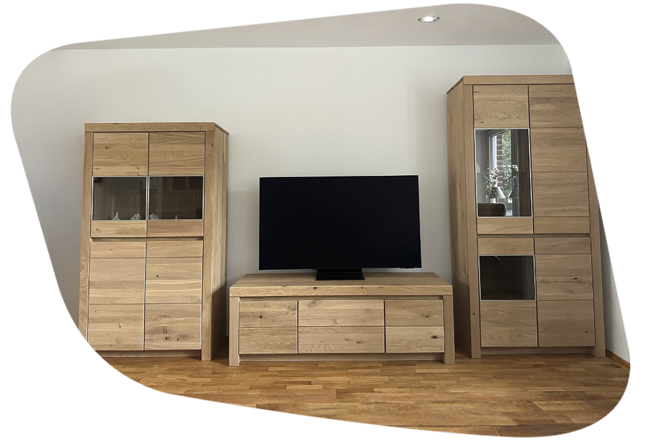 Massivholz Wohnwand mit Vitrinenfächern und Lowboard mit Fernseher