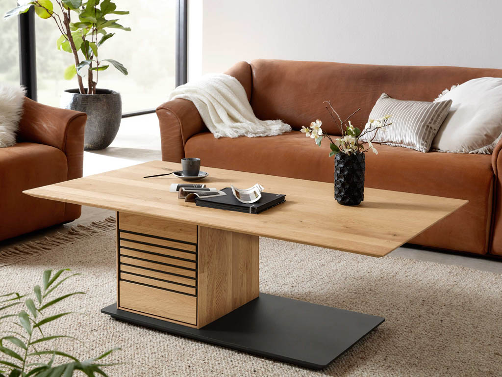 Wöstmann. WM 2320 | Couchtisch  | B: 120,0 cm | Type 9500 Eleganter Wohnbereich mit braunem Ledersofa und Holz-Couchtisch, darauf eine Vase und eine Tasse