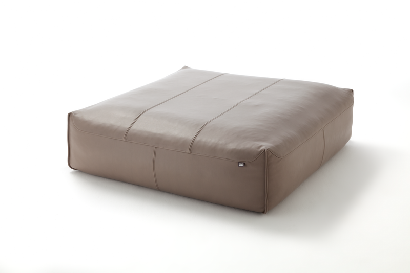 Rolf Benz 950 - Bodensitzkissen | 100 x 100 cm Rechteckiger Pouf aus braunem Leder, ideal für Wohnzimmer oder Lounge-Bereiche