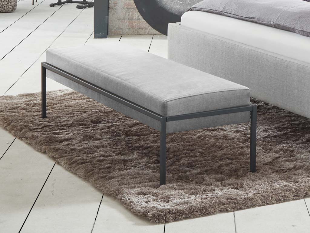 Hasena - Pato Polsterbank mit Metallgestell | Bezüge konfigurierbar graue Polsterbank in einem Schlafzimmer auf einem flauschigen, braunen Teppich