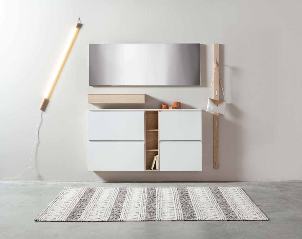 Sudbrock Tando -  Garderobe | 4-teilig | Lack blütenweiß, Eiche milk astig Moderne Wohnzimmergestaltung mit weißem Hängeregal, Spiegel und dekorativer Beleuchtung an einer hellen Wand