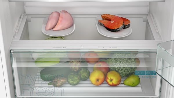 Die hyperFresh-Schublade ist zur optimalen Lagerung von Obst und Gemüse gefüllt, mit einer separaten Zone für Fleisch und Fisch darüber.