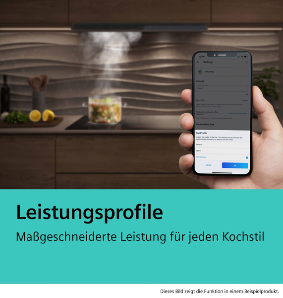 Eine Hand hält ein Smartphone mit der Home Connect App vor das Kochfeld, um maßgeschneiderte Leistungsprofile (wie „Silent“ oder „Performance“) für verschiedene Kochstile auszuwählen.