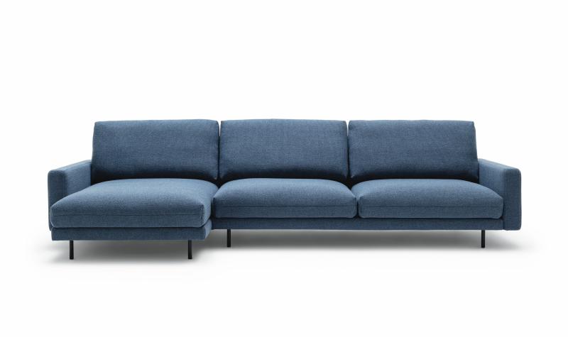 Stilvolles Funktionssofa in blau mit schwarzen Füßen, modernes Design vor einem weißen Hintergrund