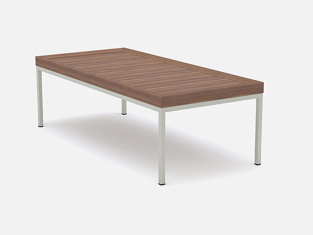 rechteckiger brauner Couchtisch mit hellem Gestell vor grauem Hintergrund