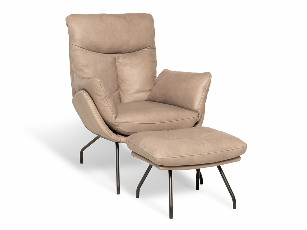 Beiger Relaxsessel mit passendem Hocker und Metallbeinen in modernem Design
