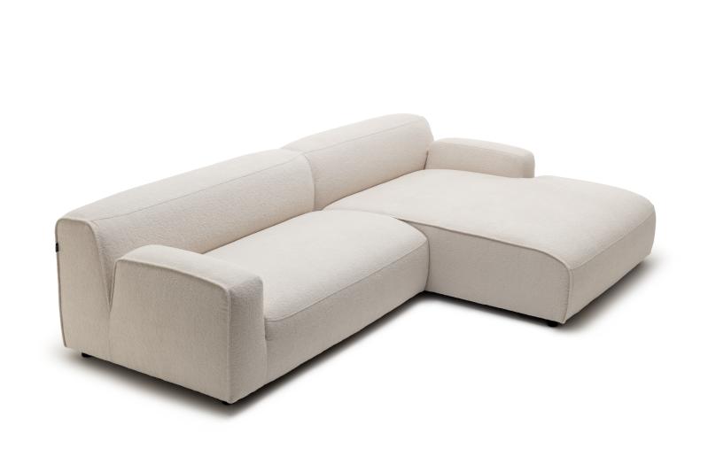 modernes graues Loungesofa vor weißem Hintergrund