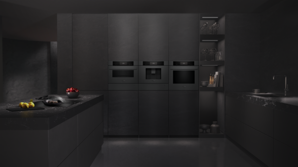 Luxuriöse, minimalistische Küche in Schwarz mit einer Kochinsel und einer Geräte-Hochschrankwand, in der drei Siemens studioLine Einbaugeräte symmetrisch angeordnet sind.