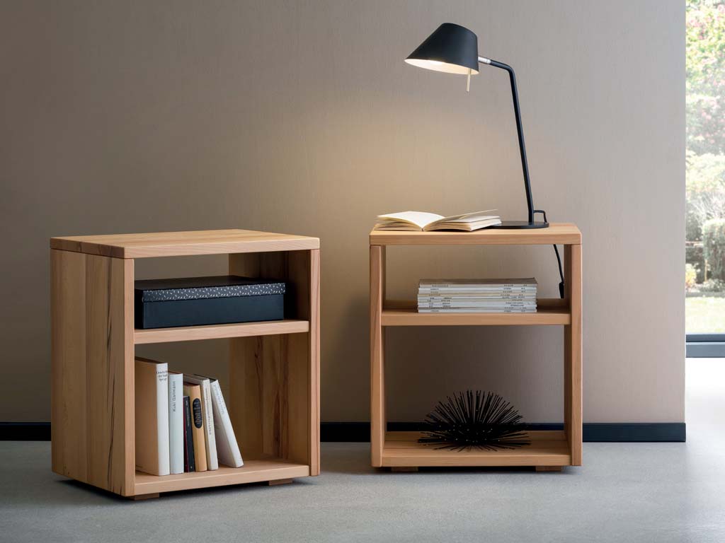 Hasena - Turo Nachttisch (kleines Regal) | B: 50 cm | Wildbuche oder Wildeiche zwei braune Nachttische in Form eines offenen Regales mit großem fach unten und kleinerem fach oben stilvoll dekoriert einem modernen raum turo von hasena