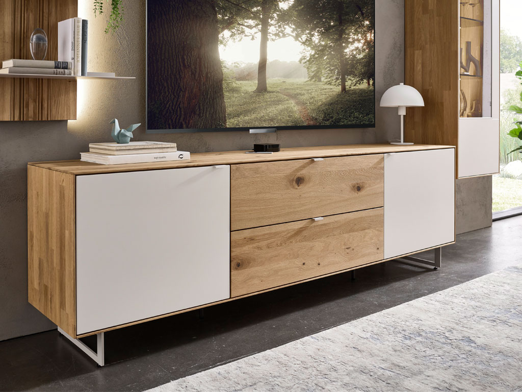 modernes Holzlowboard auf hellen Kufen mit zwei weißen Türen und zwei Holzschubladen in der Mitte, stilvoll dekoriert