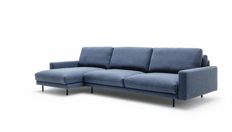 Stilvolles Funktionssofa in blau mit schwarzen Füßen, modernes Design vor einem weißen Hintergrund